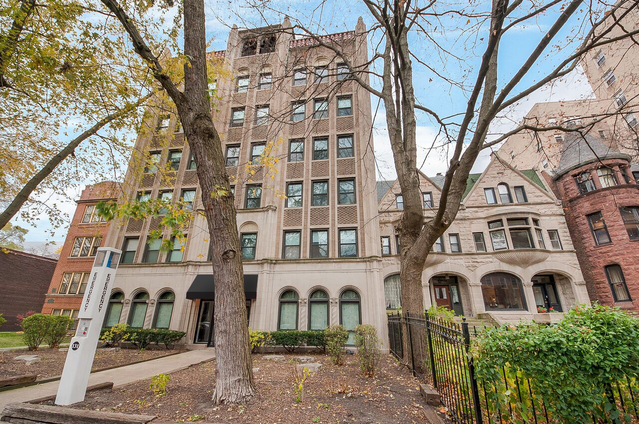 Ivy Dorchester, located at 5118 S Dorchester Ave., in the fall in Hyde Park, Chicago apartments by Ivy Residences